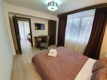 Фото номера Семейный номер с видом на горы Гостевой дом Pensiunea Public House г. Буштени 4