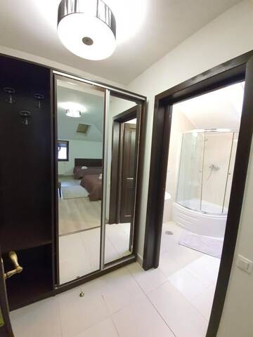 Фото номера Улучшенный трехместный номер Гостевой дом Pensiunea Public House г. Буштени 5