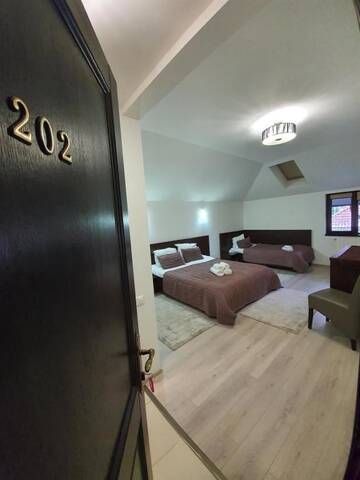 Фото номера Улучшенный трехместный номер Гостевой дом Pensiunea Public House г. Буштени 2