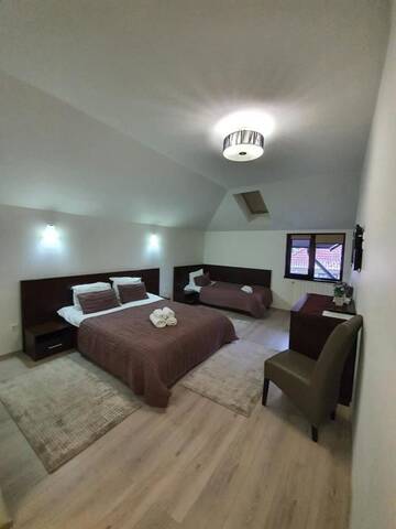 Фото номера Улучшенный трехместный номер Гостевой дом Pensiunea Public House г. Буштени 3