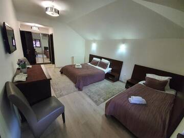 Фото номера Улучшенный трехместный номер Гостевой дом Pensiunea Public House г. Буштени 4