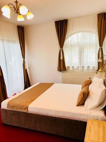 Фото номера Номер с кроватью размера «king-size» и видом на горы Гостевой дом Casa Belcin г. Буштени 11