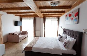 Фото номера Люкс с гидромассажной ванной Гостевой дом Casa Belcin г. Буштени 6