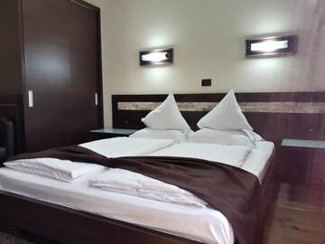 Фото номера Double Room with Free Pool Access - Vila 4 Курортные отели Complex Cochet г. Буштени 13