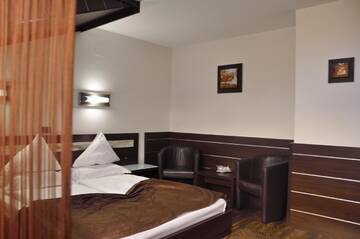 Фото номера Double Room with Free Pool Access - Vila 4 Курортные отели Complex Cochet г. Буштени 4