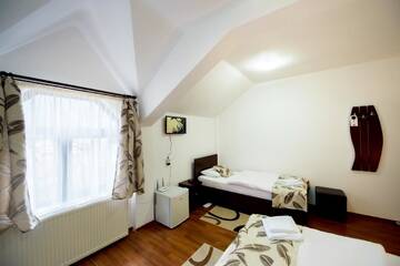 Фото номера Трехместный номер Гостевой дом Casa Victoria г. Буштени 5