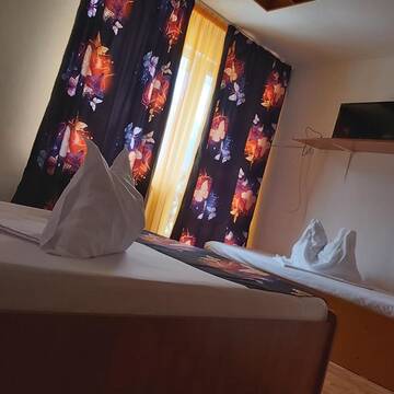 Фото номера Трехместный номер «Комфорт» Лоджи Pensiunea Premium Travel г. Буштени 4