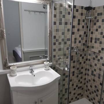 Фото номера Номер-студио Делюкс с кроватью размера &quot;king-size&quot; Гостевой дом Casa Trei Frati г. Буштени 7