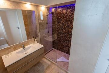 Фото номера Номер с кроватью размера «queen-size» и балконом Гостевой дом CASA MALVINA г. Буштени 6