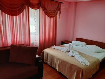 Фото номера Трехместный номер с собственной ванной комнатой Отель Vila Dolly г. Буштени 3